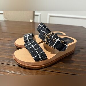 Chanel
Interlocking CC Logo Tweed Slides
Women's Size: 6 | IT 36